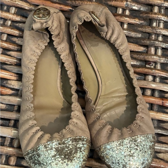 Tory Burch Beige Flats with Sparkling Gold Toe in size 6 - Picture 10 of 13